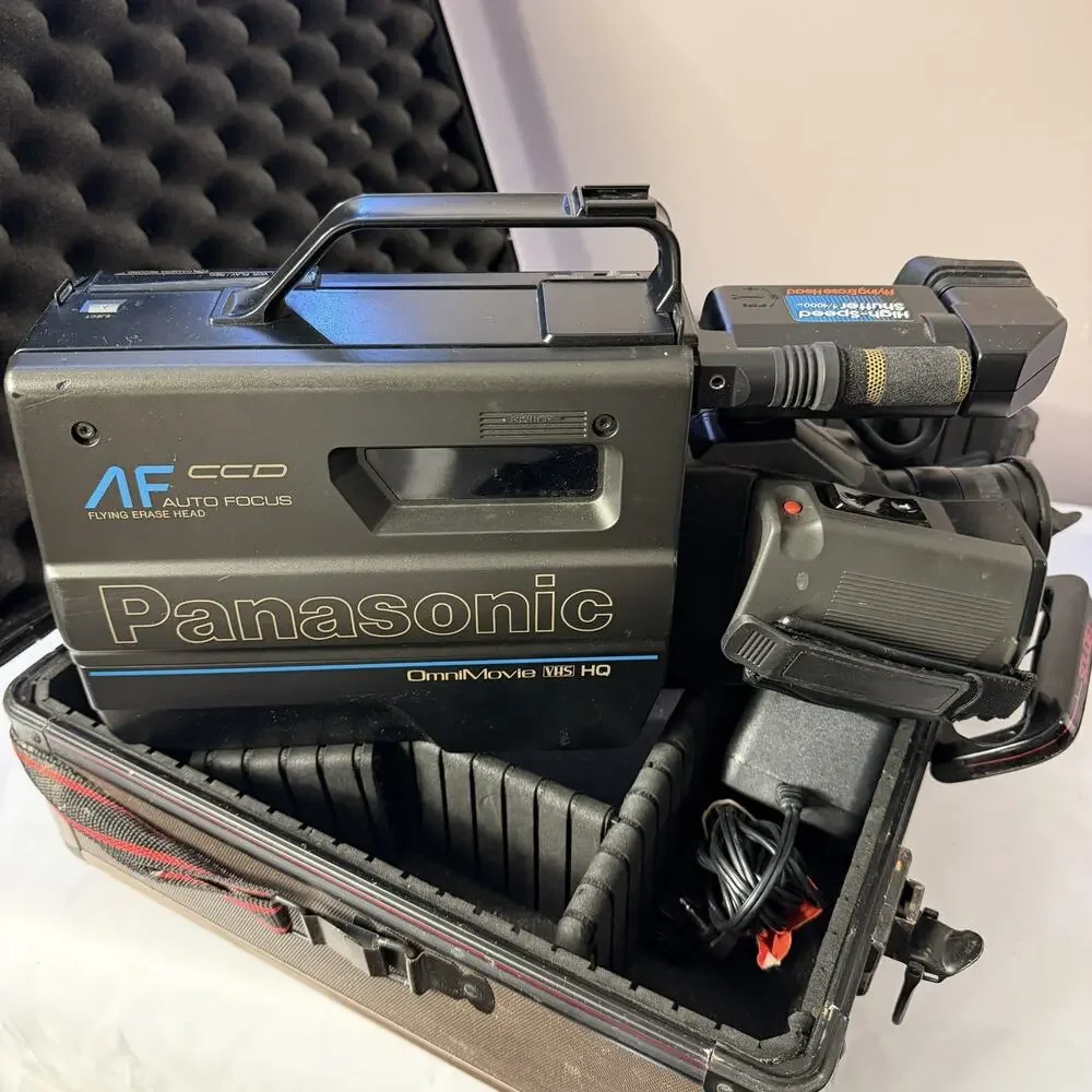 Panasonic OmniMovie VHS PV-320D Handheld Camcorder with Case & accessories